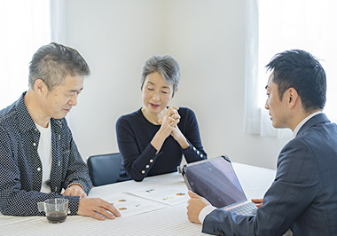 みつわ樹木葬小布施霊園スタッフが丁寧に説明している様子