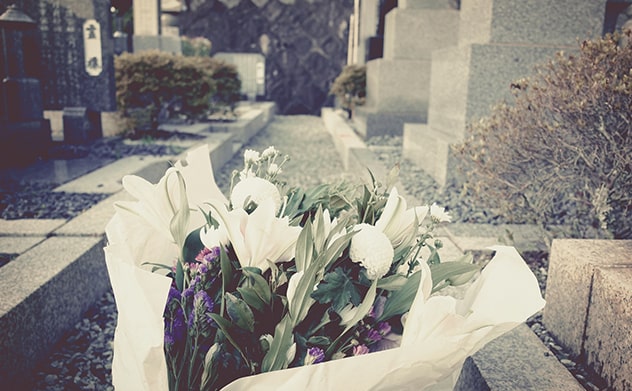 お墓ときれいな花束
