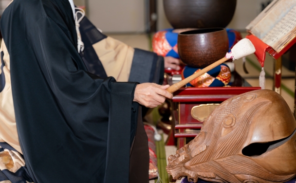 長野県の葬儀習慣、初七日、法要なのでお坊さんが読経しているイメージ